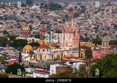 Blick auf die Kathedrale La Parroquia de San Miguel Arcangel und San Miguel de Allende, UNESCO-Weltkulturerbe, Guanajuato, Mexiko, Nordamerika Stockfoto