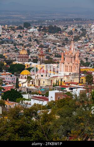 Blick auf die Kathedrale La Parroquia de San Miguel Arcangel und San Miguel de Allende, UNESCO-Weltkulturerbe, Guanajuato, Mexiko, Nordamerika Stockfoto