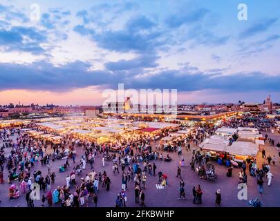 Jemaa el-Fnaa (Jemaa el-Fna) in der Abenddämmerung, Platz und Markt in der alten Medina, UNESCO, Marrakesch, Marrakesch-Safi-Region, Marokko, Nordafrika, Afrika Stockfoto