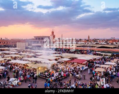 Jemaa el-Fnaa (Jemaa el-Fna) bei Sonnenuntergang, Platz und Markt in der alten Medina, UNESCO, Marrakesch, Marrakesch-Safi-Region, Marokko, Nordafrika, Afrika Stockfoto