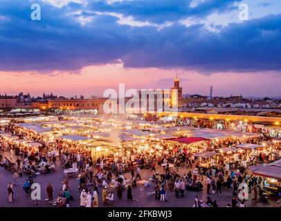 Jemaa el-Fnaa (Jemaa el-Fna) in der Abenddämmerung, Platz und Markt in der alten Medina, UNESCO, Marrakesch, Marrakesch-Safi-Region, Marokko, Nordafrika, Afrika Stockfoto