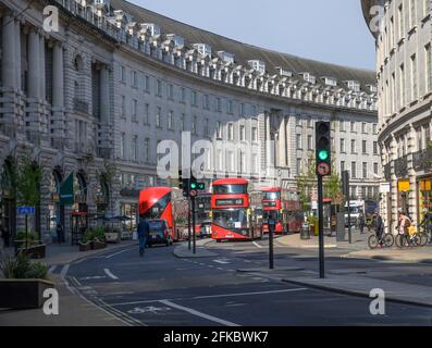 London, Großbritannien. April 2021. Ruhiger und sonniger Morgen in der Regent Street, bevor die Geschäfte geöffnet haben. Quelle: Malcolm Park/Alamy Live News Stockfoto