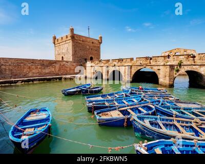 Blaue Boote im Scala Hafen und der Zitadelle, Essaouira, Marrakesch-Safi Region, Marokko, Nordafrika, Afrika Stockfoto