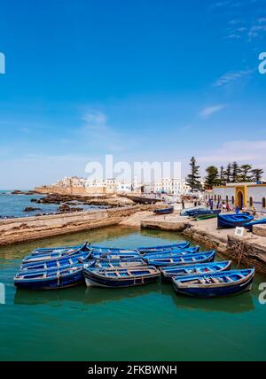 Stadtbild mit blauen Booten im Scala Hafen und der Medina Stadtmauer, Essaouira, Marrakesch-Safi Region, Marokko, Nordafrika, Afrika Stockfoto