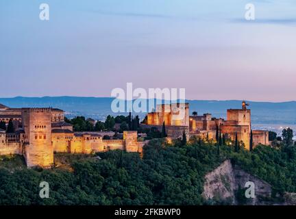 Die Alhambra, ein Palast- und Festungskomplex, Abenddämmerung, UNESCO-Weltkulturerbe, Granada, Andalusien, Spanien, Europa Stockfoto