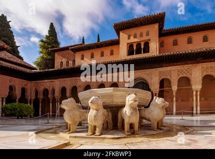 Der Hof der Löwen (Patio de los Leones) im Palast der Löwen, Alhambra, UNESCO-Weltkulturerbe, Granada, Andalusien, Spanien, Europa Stockfoto