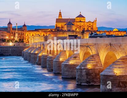 Blick über die römische Brücke von Cordoba und den Guadalquivir Fluss zur Moschee Kathedrale, Abenddämmerung, UNESCO, Cordoba, Andalusien, Spanien, Europa Stockfoto