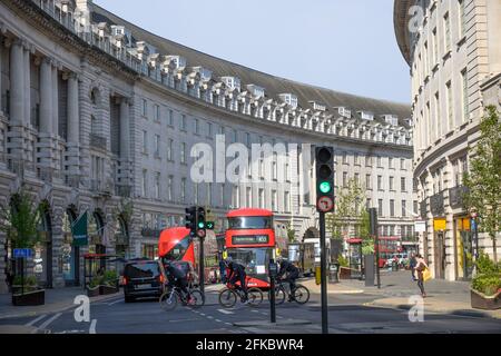London, Großbritannien. April 2021. Fahrräder überqueren die Regent Street in der Morgensonne, bevor die Geschäfte geöffnet werden. Quelle: Malcolm Park/Alamy Live News Stockfoto