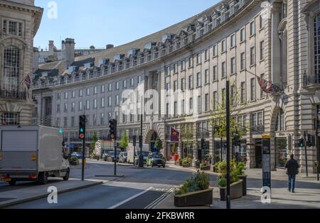 London, Großbritannien. April 2021. Ruhiger und sonniger Morgen in der Regent Street, bevor die Geschäfte geöffnet haben. Quelle: Malcolm Park/Alamy Live News Stockfoto