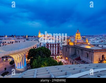 Metropol Parasol (Las Setas) in der Abenddämmerung, La Encarnacion Square, Sevilla, Andalusien, Spanien, Europa Stockfoto