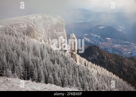 Ceahlau Massiv im Winter, Ostkarpaten, Neamt County, Moldawien, Rumänien, Europa Stockfoto