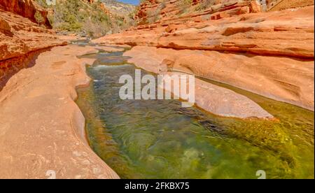 Slick Rock Water Channel im Slide Rock State Park, wo die meisten Schwimmer ihre Rutsche in Oak Creek nördlich von Sedona, Arizona, USA, Nordamerika beginnen Stockfoto