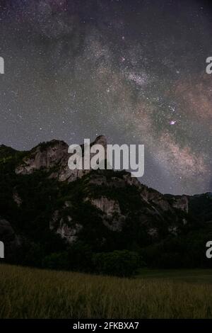 Milchstraße über den Felsen von Sassi di Roccamalatina, Emilia Romagna, Italien, Europa Stockfoto