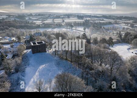 Luftaufnahme von Lydford Castle an einem verschneiten Wintermorgen, Lydford, Devon, England, Vereinigtes Königreich, Europa Stockfoto