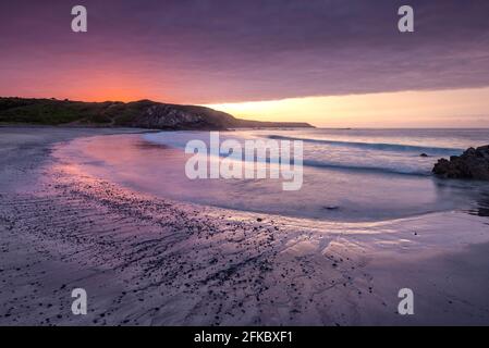 Sonnenaufgang über Kennack Sands auf der Lizard, Cornwall, England, Großbritannien, Europa Stockfoto