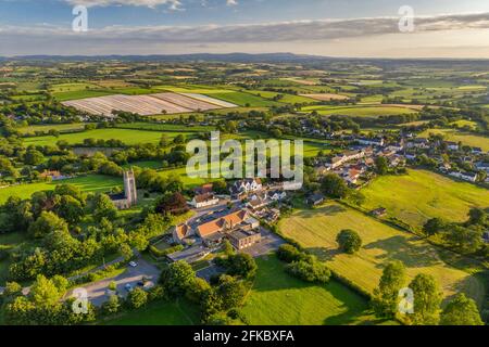 luftaufnahme des ländlichen Dorfes Morchard Bishop im Sommer, Devon, England, Vereinigtes Königreich, Europa Stockfoto