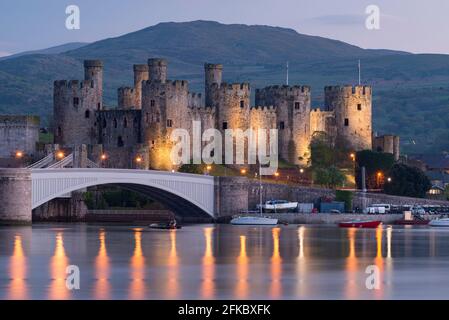 Majestätische Ruinen von Conwy Castle im Abendlicht, UNESCO-Weltkulturerbe, Clwyd, Wales, Vereinigtes Königreich, Europa Stockfoto