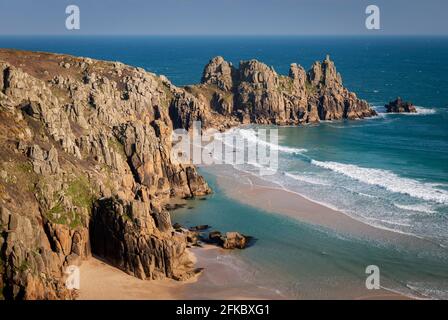 Treryn Dinas und Logan Rock über den schönen Sandstrand in Pedn Vounder, Cornwall, England, Großbritannien, Europa Stockfoto