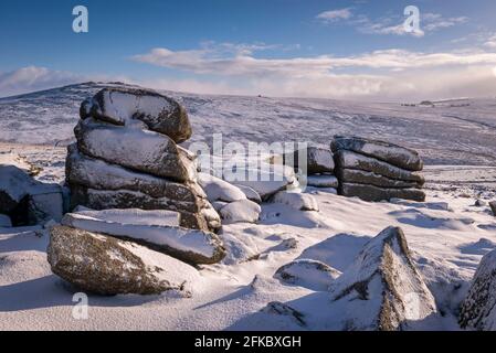 Schneebedeckte Granitaufschlüsse am Great Staple Tor, Dartmoor National Park, Devon, England, Vereinigtes Königreich, Europa Stockfoto