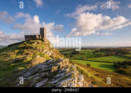 Einsame St. Michael de Rupe Kirche auf dem Gipfel des Brentor, Dartmoor National Park, Devon, England, Vereinigtes Königreich, Europa Stockfoto