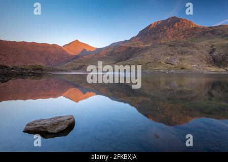 Der Mount Snowdon tauchte im Frühjahr im ersten Morgengrauen auf und spiegelte sich in Llyn Llydaw, Snowdonia National Park, Wales, Großbritannien, Europa, wider Stockfoto