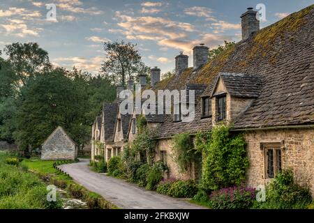 Frühmorgendlicher Blick auf die wunderschönen Cotswolds Cottages in der Arlington Row in Bibury, Gloucestershire, England, Großbritannien, Europa Stockfoto