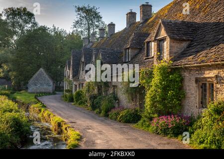 Frühmorgendlicher Blick auf die wunderschönen Cotswolds Cottages in der Arlington Row in Bibury, Gloucestershire, England, Großbritannien, Europa Stockfoto