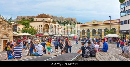 Athen, Griechenland - 20. September 2019: Überfüllter Monastiraki-Platz in Athen. Panorama-Landschaft Stockfoto