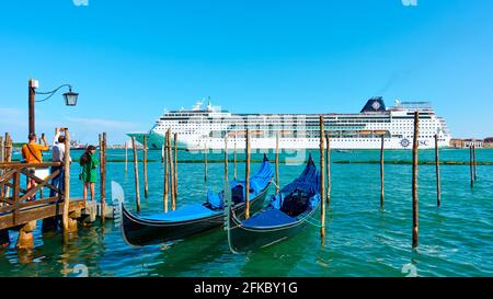 Venedig, Italien - 16. Juni 2018: Riesiges Schiff, das an der venezianischen Lagune vorbeifährt und die Menschen am Pier in Venedig beobachtet Stockfoto