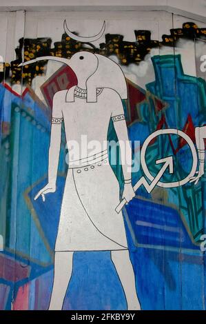 Thoth, altägyptischer Gott der Weisheit, des Schreibens und der Wissenschaft, dargestellt als Mann mit dem Kopf eines Ibis. Street Art in Spuistraat, Amsterdam, Nordholland, Niederlande. Obwohl die Obdachlosen, Künstler und Musiker, die hier seit Jahren leere Grundstücke besetzten, längst verschwunden sind, zieht die Gegend von Spuistraat immer noch neue Generationen von Besuchern an, die die beeindruckenden urbanen Kunstwerke genießen möchten, die sie hinterlassen haben. Stockfoto