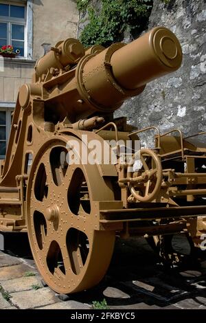 Eines von drei erhaltenen Beispielen der betondurchdringenden Škoda 30.5 cm Mörser M.11 schweren Belagerungshaubitzen, die Österreich-Ungarn an der italienischen und östlichen Front im Ersten Weltkrieg verwendete, Und auch von Nazi-Deutschland im Zweiten Weltkrieg, ausgestellt vor dem Museo Storico Italiano della Guerra (Italienisches Kriegshistorisches Museum) in Rovereto, Trentino-Südtirol, Italien. Es feuerte 305 mm (12 in) Granaten, die bis zu 2 m dicken Stahlbeton durchdringen, einen 8 m (26 ft) breiten und tiefen Krater durchblasen und feindliche Soldaten bis zu 400 m (1,312 ft) von der Explosion töten konnten. Stockfoto