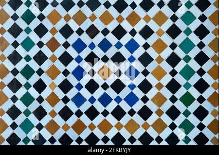 Sehr beliebt, bunte Zellige Arbeit, alte marokkanische symmetrische Fliesen, Mosaikwand in Marrakesch, Marokko. Einheitlicher Hintergrund aus kleinen Fliesen gebildet. Stockfoto