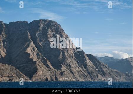 Blick von Puerto de las Nieves in Richtung Roque Faneque, auch bekannt als Risco Faneque, ein beeindruckender steiler Berg mit tiefen Schluchten und abrupten Klippen Stockfoto