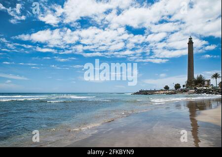 Wunderschöne Aussicht auf den großen Strand in der Nähe des Leuchtturms Malpalomas, der vor Ort als Faro de Maspalomas bekannt ist, ein bekanntes lokales Wahrzeichen in den Meloneras Stockfoto