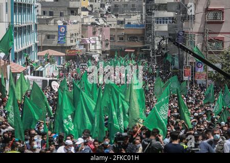 Jabalia, Palästinensische Gebiete. April 2021. Anhänger der islamistischen Bewegung der palästinensischen Hamas schwenken während einer Demonstration gegen die Verschiebung der palästinensischen Wahlen, die am 22. Mai stattfinden sollte, Flaggen. Der palästinensische Präsident Mahmoud Abbas kündigte am Donnerstag an, dass die palästinensischen Wahlen verschoben werden, bis die Teilnahme des Volkes in Ostjerusalem sichergestellt werden kann. Kredit: Mohammed Talatene/dpa/Alamy Live Nachrichten Stockfoto