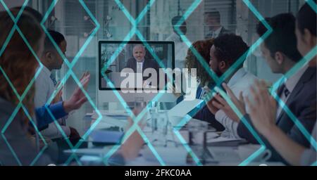 Geometrisches Muster über verschiedenen weiblichen und männlichen Geschäftsleuten in Treffen Zimmer mit Videokonferenz Stockfoto