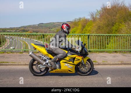 2003 Honda CBR 900 RR-3 945 ccm, gelb; Motorradfahrer; Transport auf zwei Rädern, Motorräder, Fahrzeug, Straßen, Motorräder, Motorradfahrer fahren in Chorley, Großbritannien Stockfoto