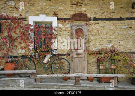 Vintage-Fahrradfront eines traditionellen alten Steinhauses im multiethnischen Viertel Doltsó in der Altstadt von Kastoria, Westmakedonien, Griechenland. Stockfoto