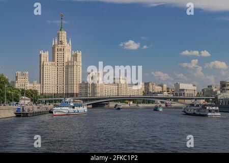 Moskau, Russland; 22 2019. Juni: Touristenboote auf der Moscova, mit dem Kotelnicheskaya-Ufergebäude im Hintergrund, an einem Sommertag Stockfoto