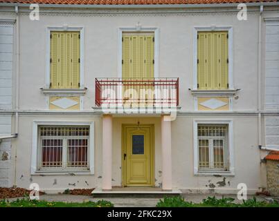 Neoklassizistischer Stil, Herrenhaus-Fassade im multiethnischen Viertel Doltsó in der Altstadt von Kastoria, Westmakedonien, Griechenland. Stockfoto