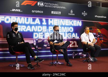 Portimao, Portugal. April 2021. Die FIA-Pressekonferenz (L bis R): Toto Wolff (GER) Mercedes AMG F1-Aktionär und Executive Director; Christian Horner (GBR) Red Bull Racing Team Principal; Zak Brown (USA) McLaren Executive Director. Großer Preis von Portugal, Freitag, 30. April 2021. Portimao, Portugal. FIA Pool Bild nur für redaktionelle Verwendung Kredit: James Moy/Alamy Live News Stockfoto