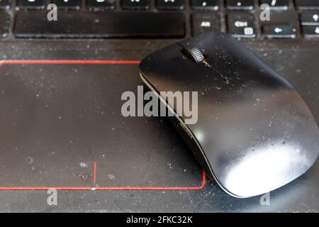 Nahaufnahme einer schmutzigen und unhygienischen Laptop-Maus und -Tastatur mit Staub und Partikeln Stockfoto