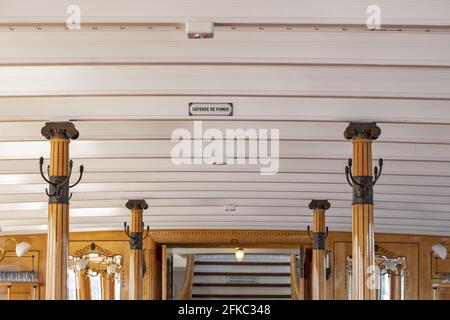 Detail der Garderoben der First Class Lounge Des Dampfschiffes Vevey, das den Genfer See in der Schweiz kreuzt Stockfoto