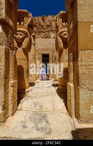 Hathor-Säulen der Hathor-Kapelle im Totentempel Der Königin Hatschepsut Stockfoto