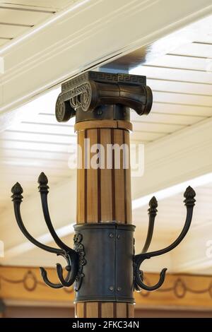 Detail der Garderoben der First Class Lounge Des Dampfschiffes Vevey, das den Genfer See in der Schweiz kreuzt Stockfoto