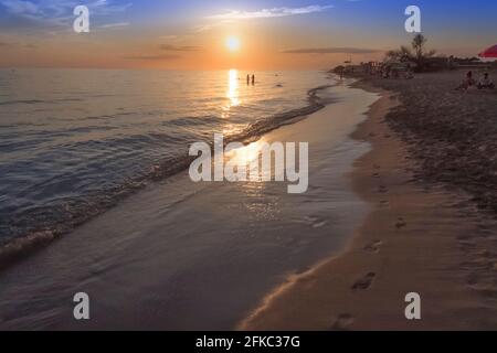 Sommerzeit: Sonnenuntergang am Strand. Torre Mozza Beach ist einer der längsten und attraktivsten unter denen im südlichen Teil des Salento in Apulien, Italien. Stockfoto