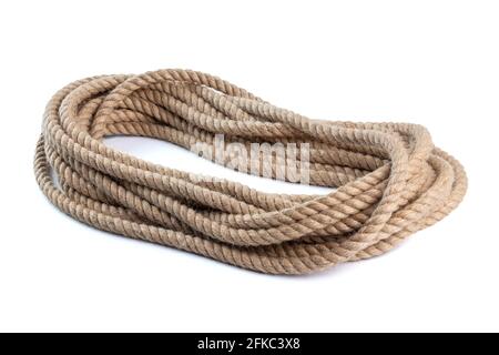 Spule aus natürlichem 10 mm Jute Hessian Seil geflochten Twisted isoliert auf weißem Hintergrund. Stockfoto