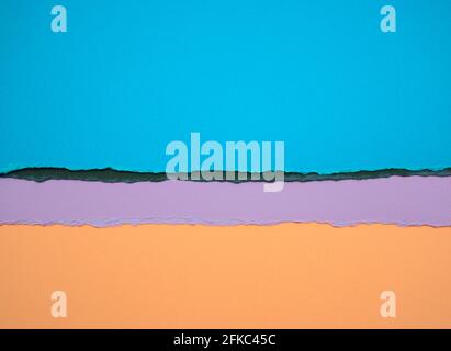 Farbenfrohes türkisblaues Papier mit dunkelgrünem, pastellfarbenem hellviolettem und alten rosébraunen Papieren mit abstrakter Textur im Hintergrund. Stockfoto