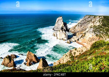 Schöne Ursa Strand mit seiner riesigen Felsformationen und den blauen Atlantik. Stockfoto