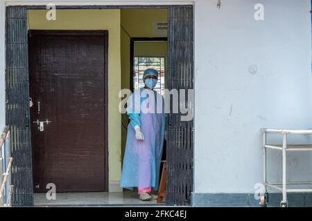 Kalkutta, Indien. April 2021. Ein Mitarbeiter im Gesundheitswesen, der einen Schutzanzug trägt, überwacht covid-Patienten auf einer neu hergestellten Covid-Station. Barasat Government Hospital: Indiens Gesamtzahl der Coronavirus-Fälle hat globale Rekorde mit 18.8 Millionen Fällen und 208,000 Todesfällen aufgestellt, da Menschen, die verzweifelt nach Krankenhausbetten und Sauerstoffflaschen suchen, in den sozialen Medien Hilfe finden, so ein indischer Medienbericht. (Foto von Dipayan Bose/SOPA Images/Sipa USA) Quelle: SIPA USA/Alamy Live News Stockfoto